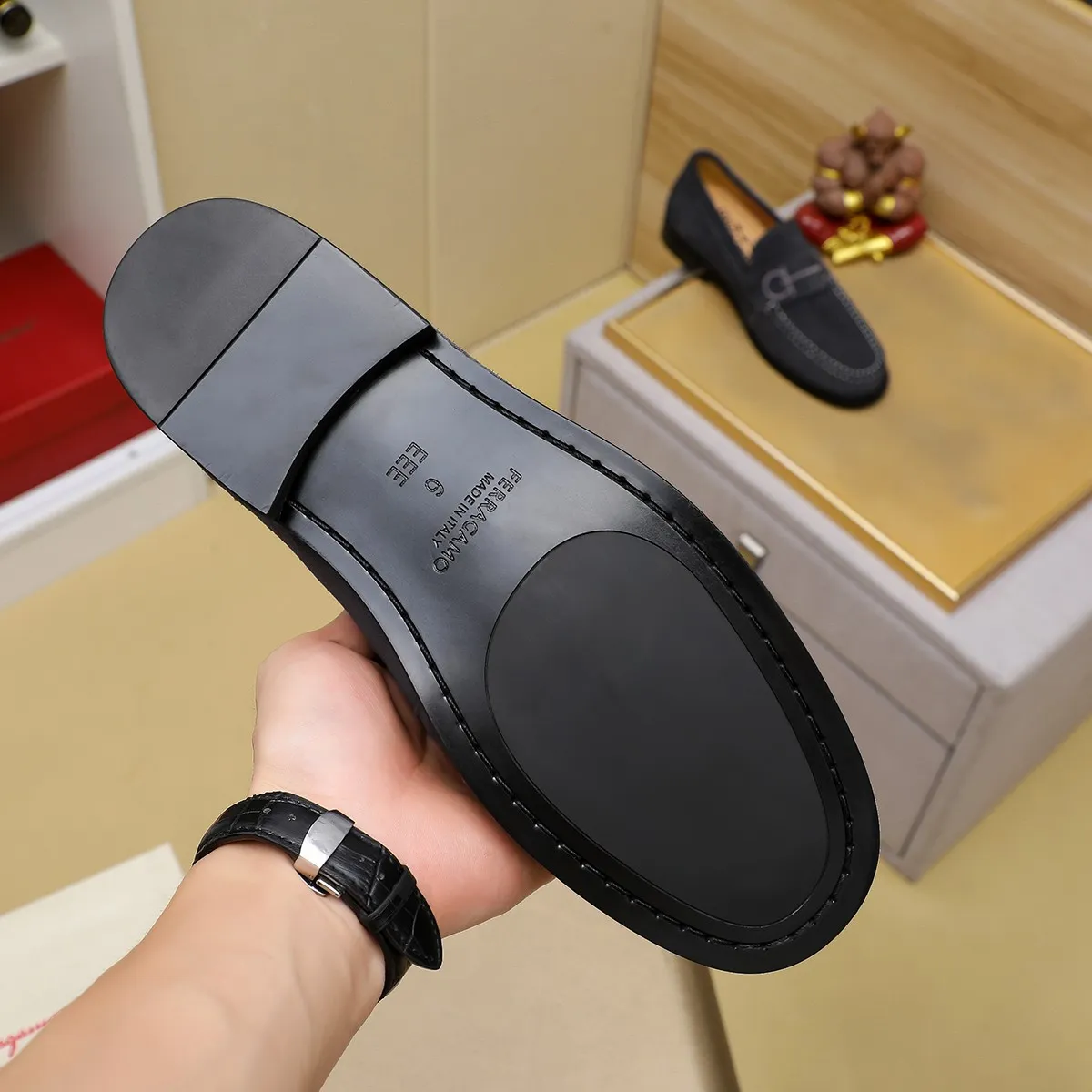 Men's shoes 💰460 🔥 Ferragamo new men's casual slip-on shoes 🇨🇳 Official website original 1:1 mold, original quality 💯 fine workmanship, high-end luxury ☘ The upper is made of imported Italian first-layer cowhide 🌴 Luxurious water dyeing 🐂 Leather lining 🍓 Rubber wear-resistant and non-slip outsole, breathable and comfortable to wear 🍍 The first choice for high-taste men, color optional! Code number 38-44 (45.46. Customized)
